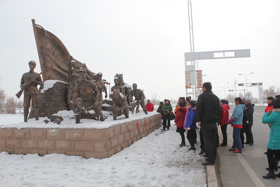 三十團(tuán)八連干部職工瞻仰軍墾雕塑勵志弘揚(yáng)兵團(tuán)精神