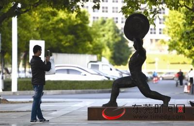 來和名人合影吧！“影響中國(guó)的東莞人”雕塑落成揭幕(圖)