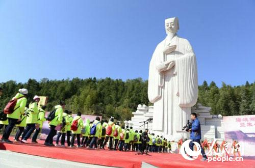 “朱子雕像”在武夷山五夫朱子文化廣場(chǎng)揭幕