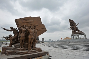 建軍雕塑廣場9組雕塑安裝完成 預(yù)計(jì)月底全部完工